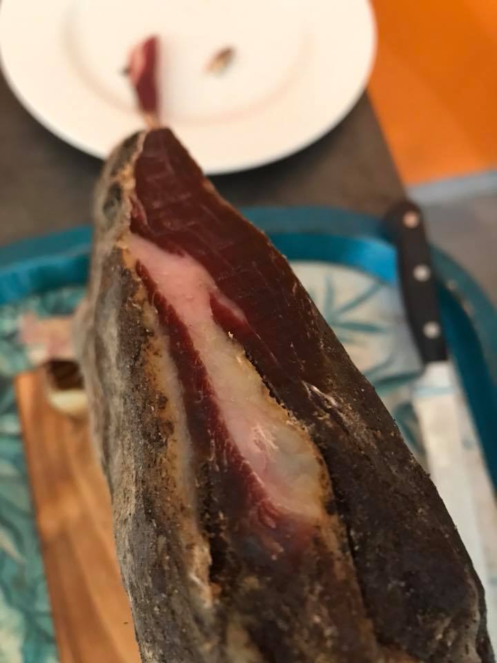 Épaule de sanglier séchée façon jambon cru Épaule de sanglier séchée façon jambon cru