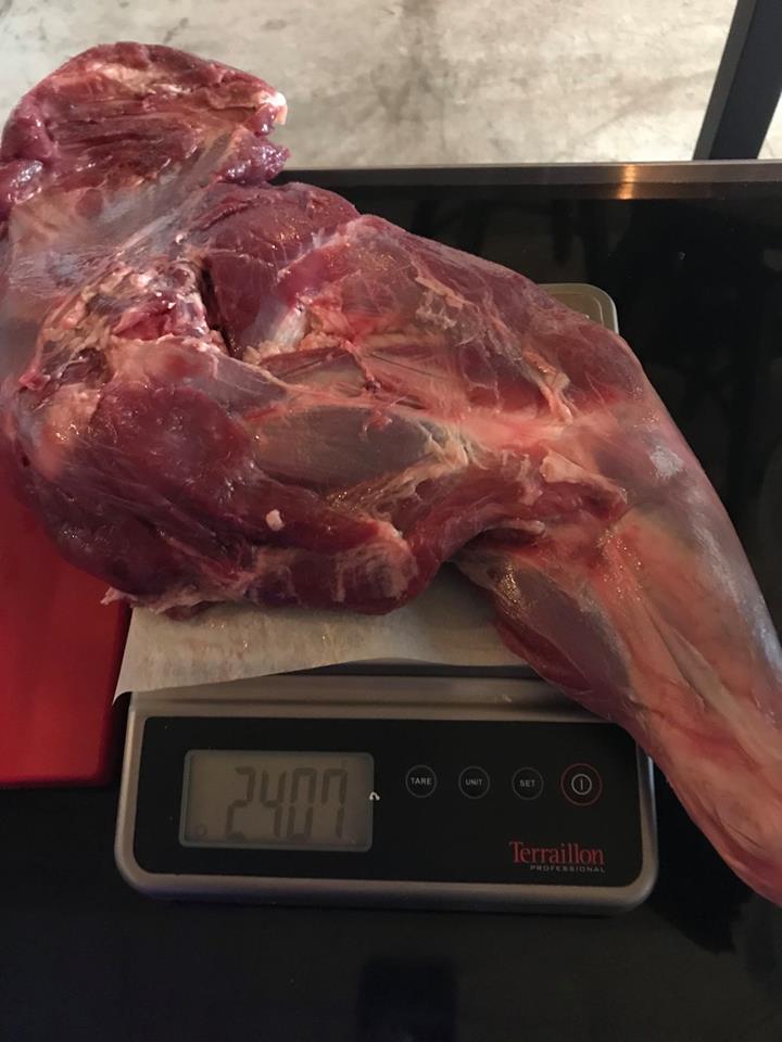 Épaule de sanglier séchée façon jambon cru Épaule de sanglier séchée façon jambon cru